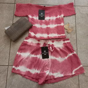 Blouse and short pants with wallet and earrings